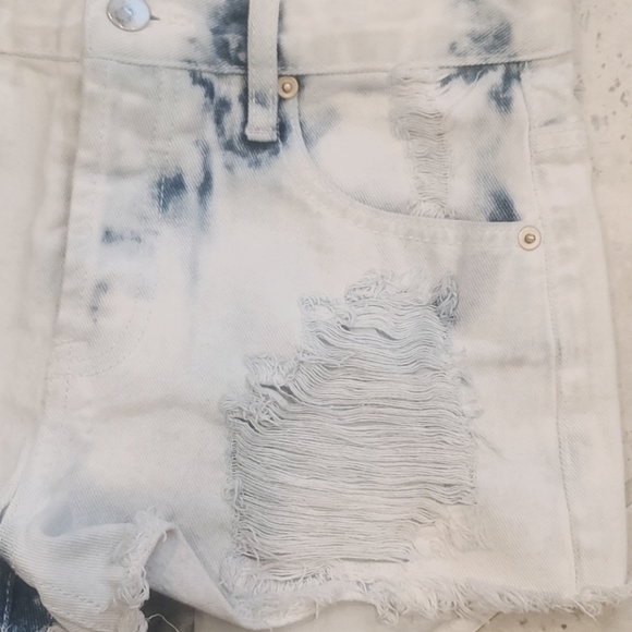 Forever21 size 24 cheeky denim shorts - Picture 3 of 3